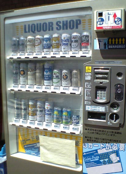 Máquina automática dispensadora de alcohol en Tokyo (Japón)