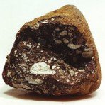 Meteorito lunar Allan Hills 81005, perteneciente al grupo de las acondritas lunares LUN A. Imagen de la NASA.