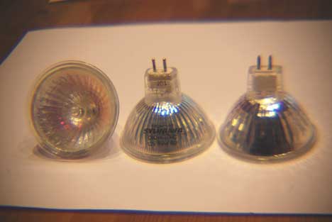 Ejemplos de lámparas halogenas dicroicas típicas de 12V y 50W.